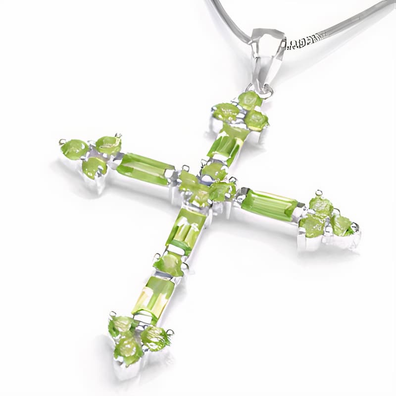 Kors med 22 peridot - 45mm - u/kæde